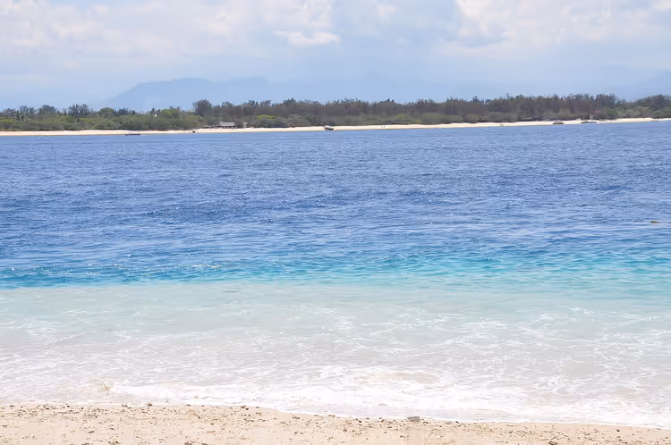 Rustig strand van Gili Meno met turquoise water