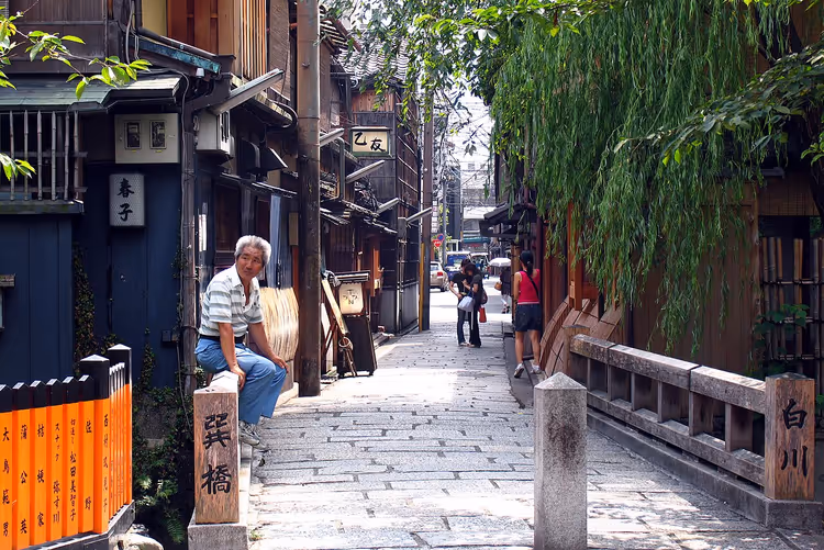 Akşam vakti ahşap evleriyle Gion sokakları