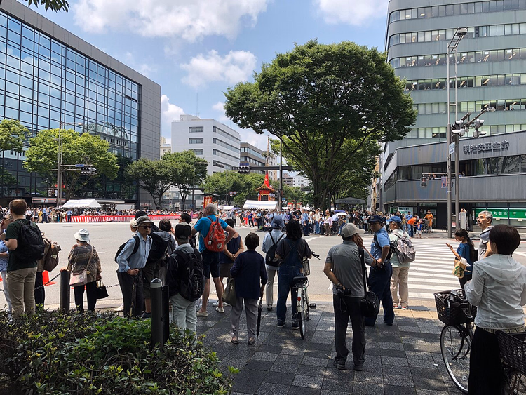 Gion-Matsuri-Zuschauer an den Absperrungen auf der Shijo-Straße