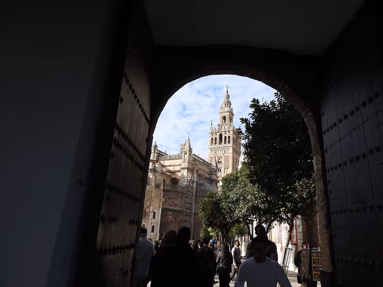 Giralda-Turm, eingerahmt von einem alten Tor