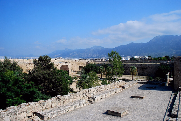 Binnenplaats van het kasteel van Kyrenia met de Pentadaktylosbergen op de achtergrond