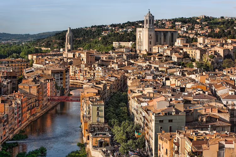 Panorama von Girona mit dem Fluss Onyar und der Kathedrale