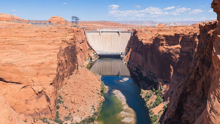 Glen Canyon-boogdam in een rode rotskloof
