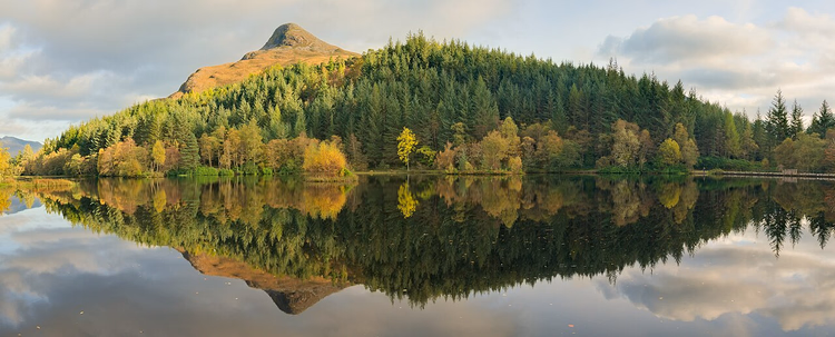 Glencoe Lochan avec forêt d'automne et reflet