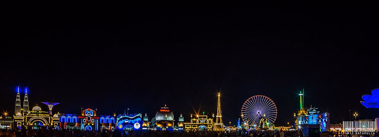 Iluminación nocturna de los pabellones y la noria de Global Village