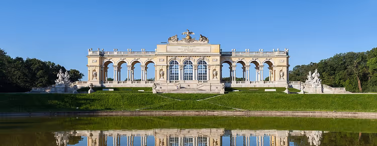 Gloriette-Kolonnade, gespiegelt im Teich