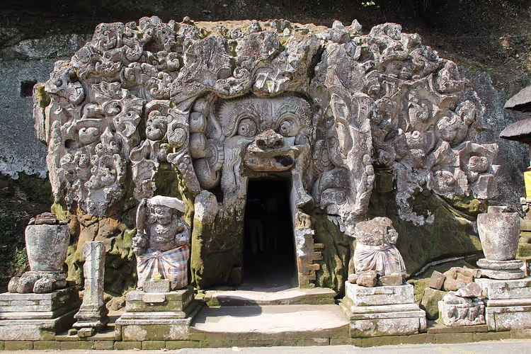 Goa Gajah mağarasının oyma kayalı girişi