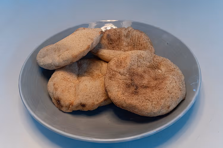 Goaans brood poee op een grijs bord