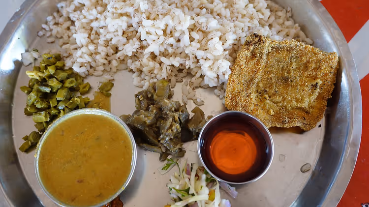 Goaans bord met rijst, gebakken vis en curry