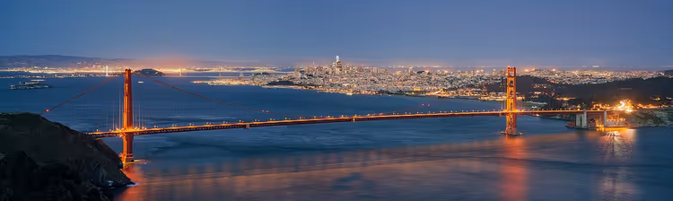جسر البوابة الذهبية وأفق المدينة عند الغسق