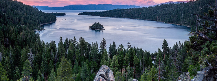 Gün batımında Lake Tahoe'da Emerald Bay