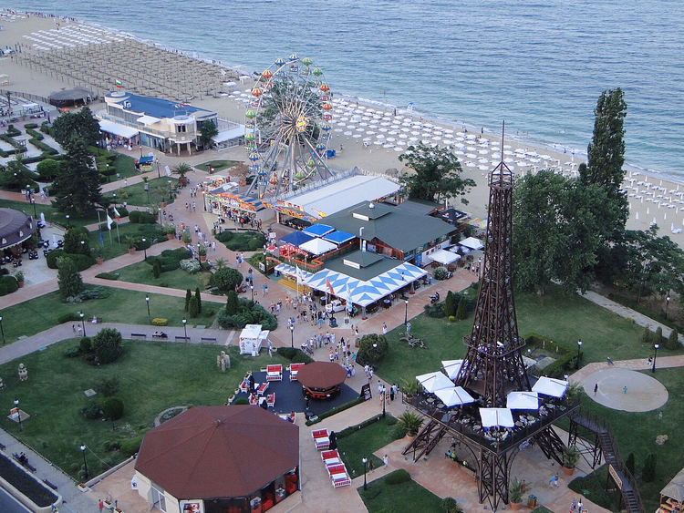 Strand en centrum van Golden Sands van bovenaf