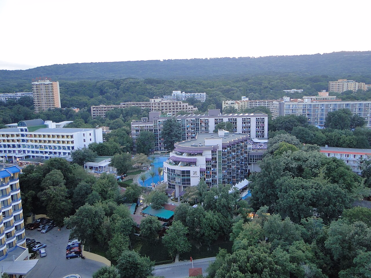 Panorama van de hotels van Golden Sands tussen het bos