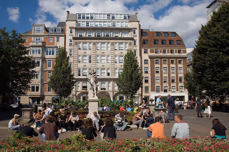 Menschen beim Entspannen am Golden Square in Soho