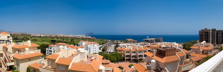 Panorama over Golf del Sur med hav og fjell