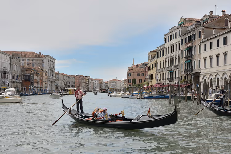 Gondel met gondelier en passagiers op het Canal Grande