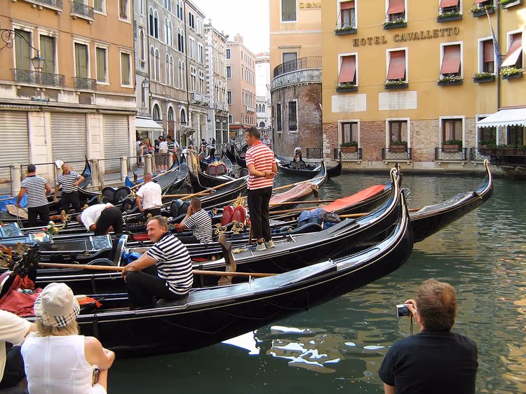 Gondels in het Orseolo bassin bij het Cavalletto hotel