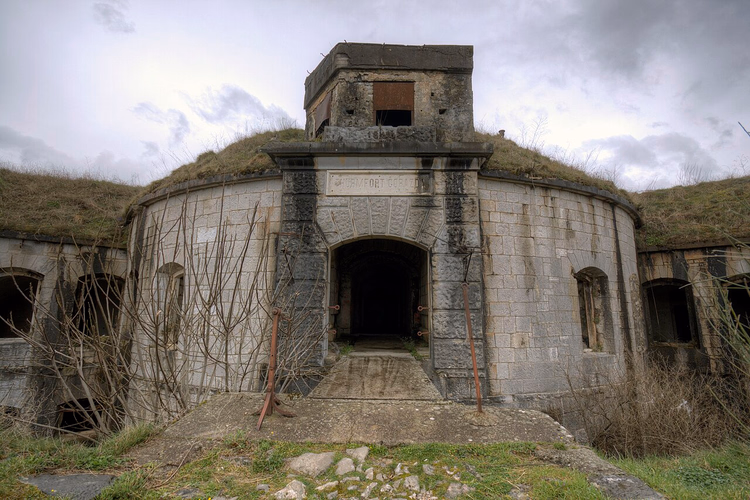 Ingang van het Oostenrijkse fort Goražda onder een aarden wal