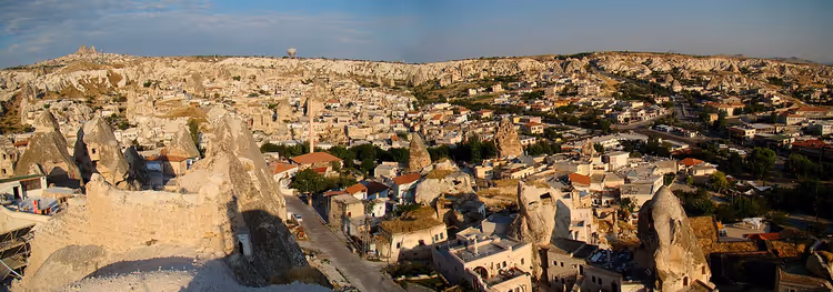 Panorama over Göreme med fjellboliger og kjegler