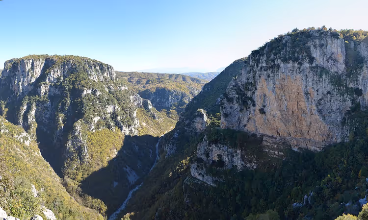 Felswände und Grün der Vikos-Schlucht