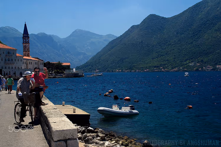 İnsanlar, deniz ve dağlarla Perast sahil şeridi