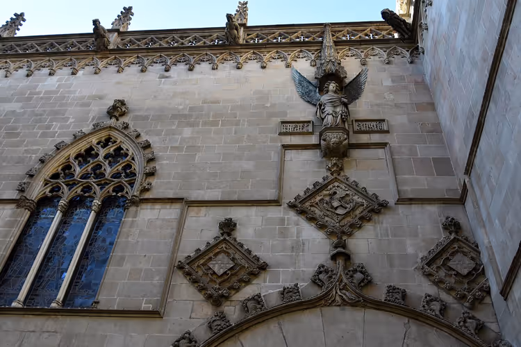 Fassade der gotischen Kathedrale mit Fenster und Engel