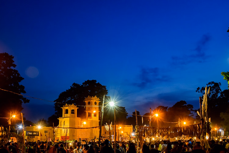 Gaur-Prangon-Platz in Shantiniketan am Abend