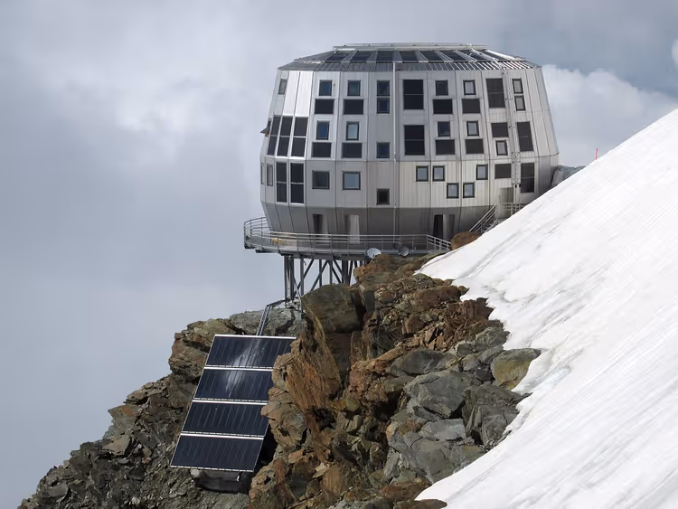Refuge du Gouter på en snødekt fjellhylle