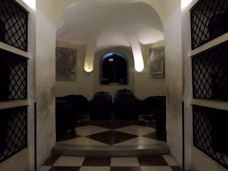 Chapelle funéraire avec sarcophages dans une crypte souterraine