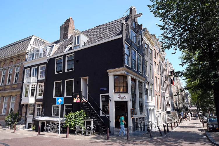 Historische Häuser an einer Straßenecke in Amsterdam