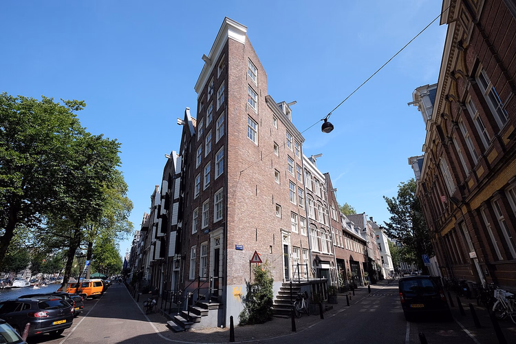 Historiske murhus ved en kanal i Amsterdam
