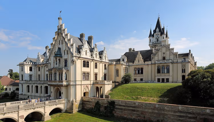 Grafenegg slott med et tårn og buet bro