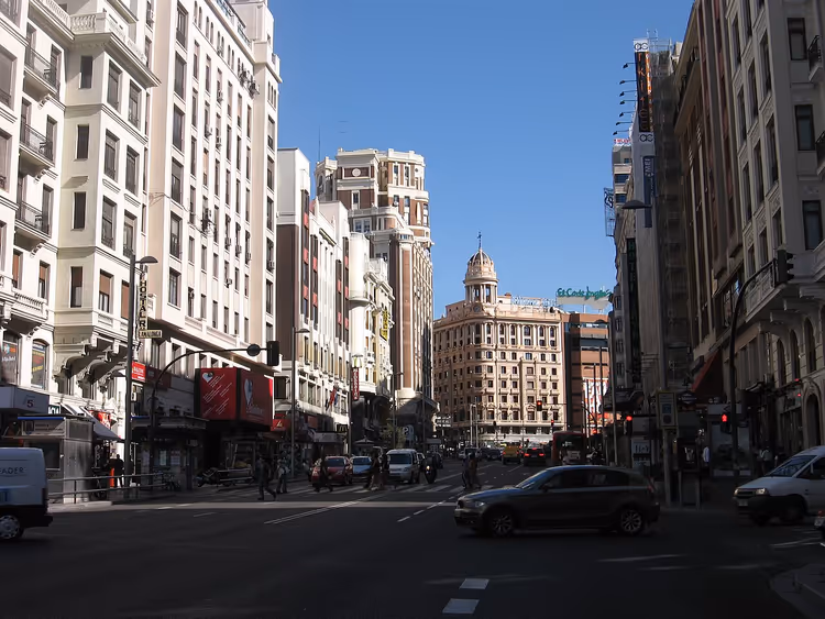 Madrid'deki Gran Vía caddesinin panoraması
