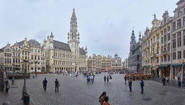 Panorama van de Grote Markt met het Stadhuis in Brussel