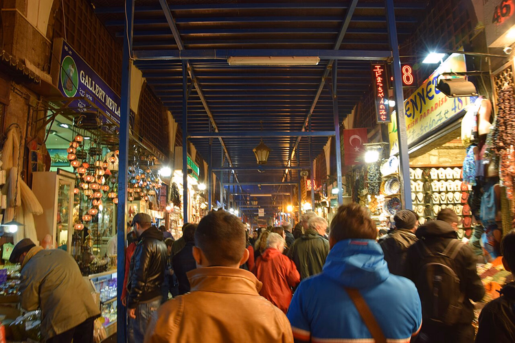Belebte überdachte Marktgasse eines Istanbuler Basars