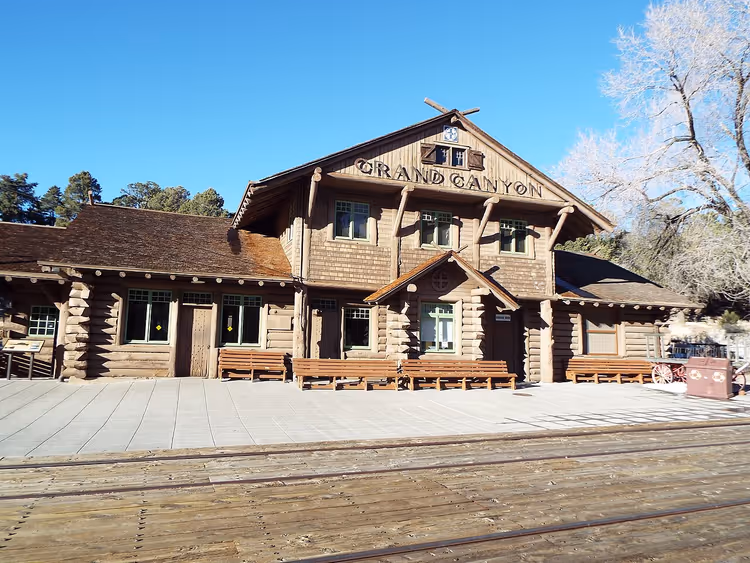 Historiske Grand Canyon Depot med trefasade og plattform