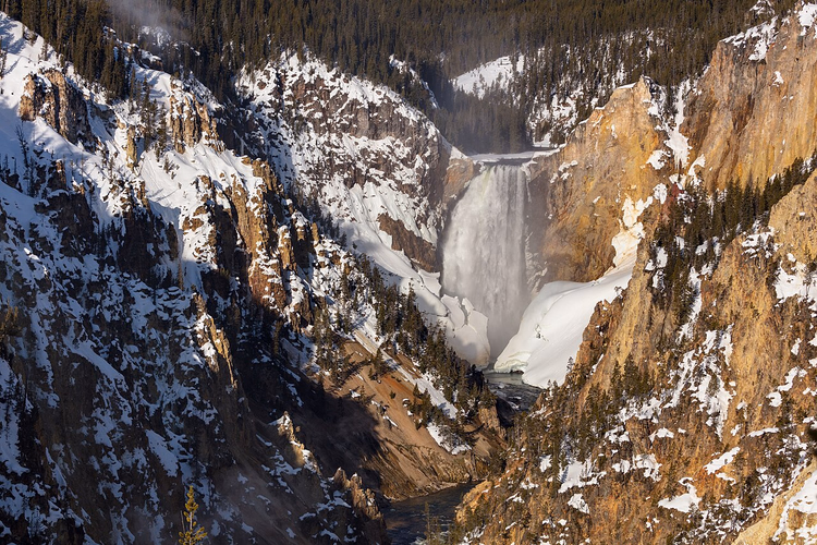 Nedre Yellowstone-fall i en snødekt canyon
