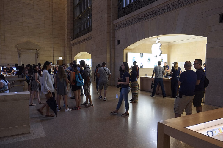 Kunder i Apple Store på terminalbalkongen