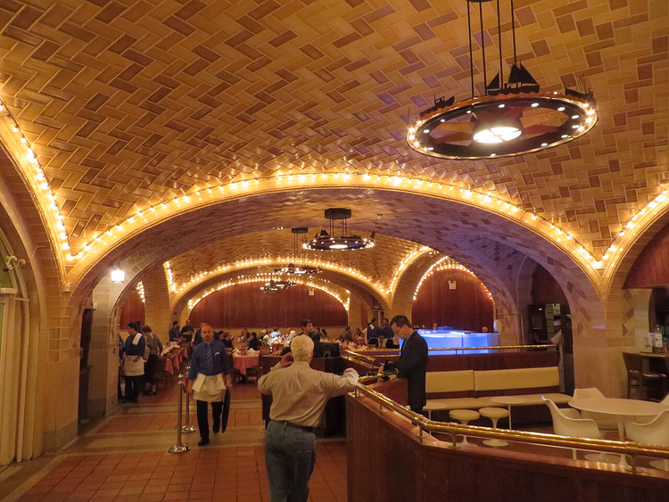 Spisesalen i Oyster Bar under Guastavino-hvelv