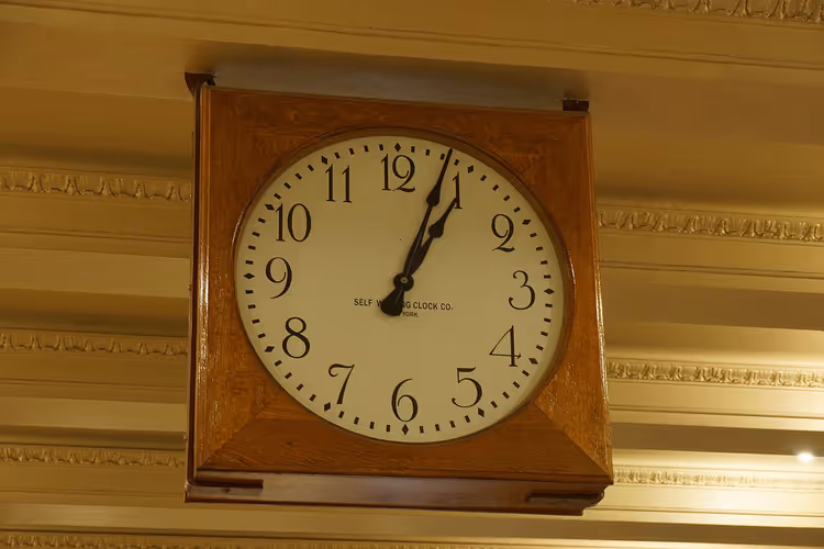 Firkantet hvit urskive i Grand Central
