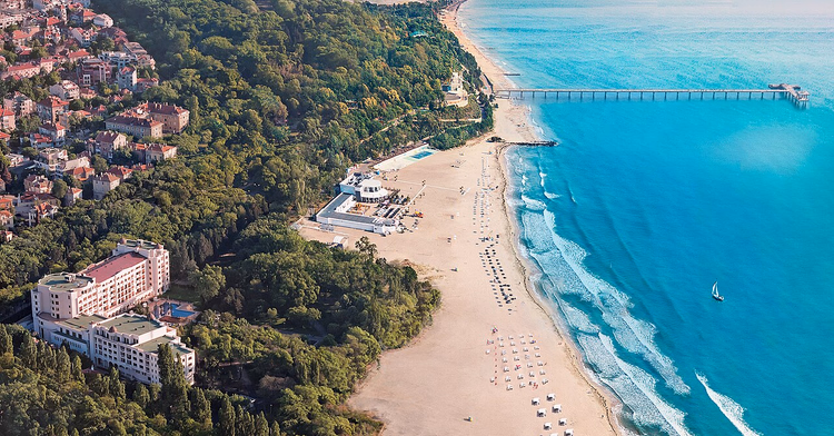 Primoretz Hotel boven het strand en de pier in Boergas