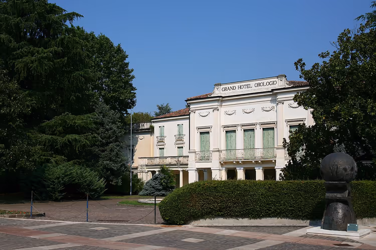 Abano Terme'deki Grand Hotel Orologio, sokak görünümü