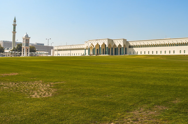 Minaret og klokketårn i sentrale Doha