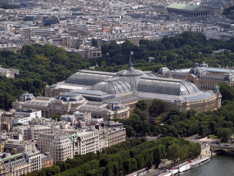 Paris silüetine karşı yukarıdan Grand Palais
