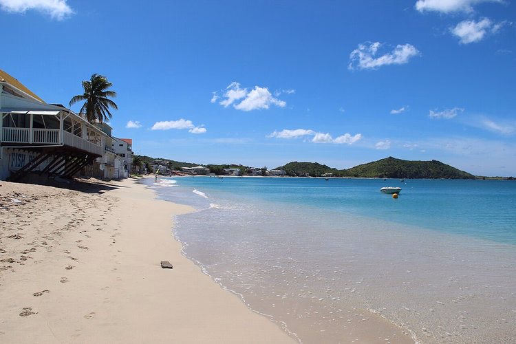 Saint Martin'de turkuaz suyla Grand Case Plajı