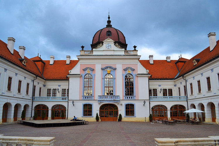 Schlossfassade in Gödöllő mit Kuppel und Uhr