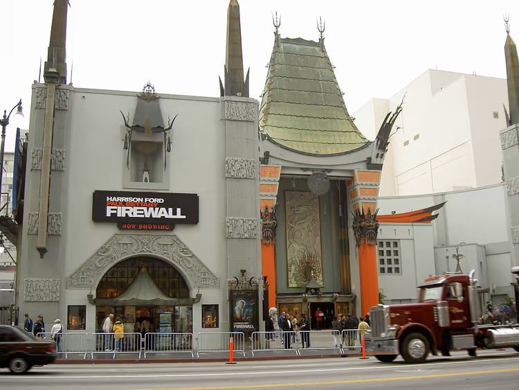 Fasaden til Grauman's Chinese Theatre med en Firewall-plakat