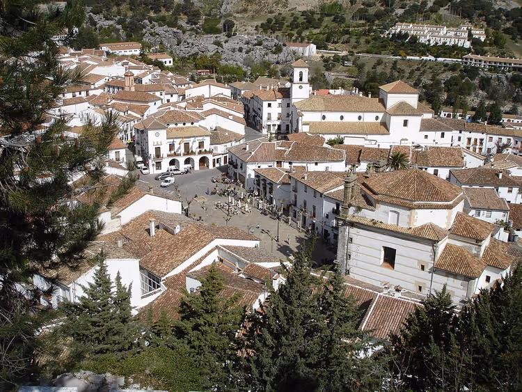 Meydanı ve belediye binasıyla beyaz kasaba Grazalema panoraması