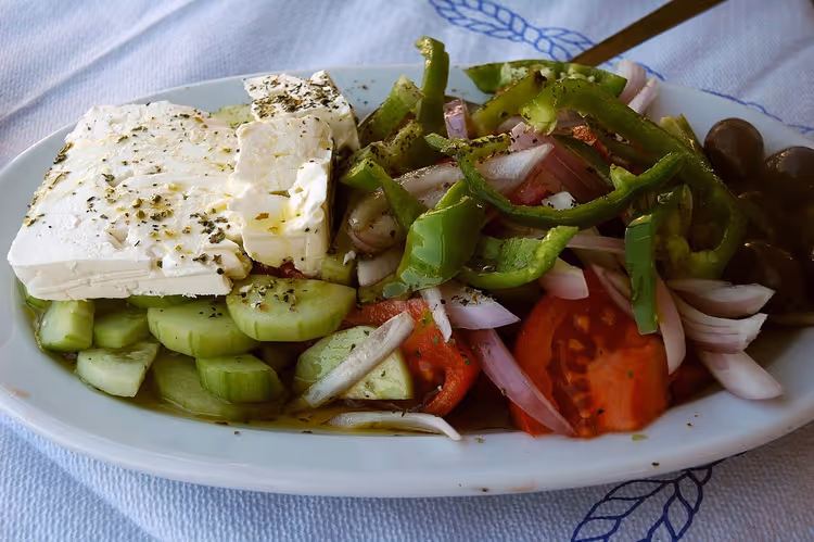 Gresk horiatikisalat med feta og grønnsaker