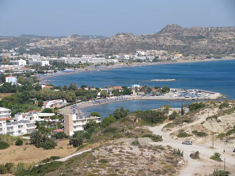 Plaj, oteller ve tepelerle kıyı şeridi panoraması